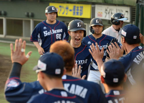 ソフトバンク対西武　2回表西武1死二、三塁、外崎修汰は左越えに逆転の3点本塁打を放ちナインに迎えられる（撮影・今浪浩三）