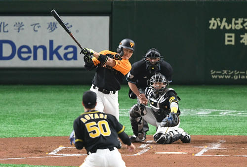 巨人対阪神　1回裏巨人1死三塁、丸は右翼へ適時二塁打を放つ。投手青柳（撮影・山崎安昭）