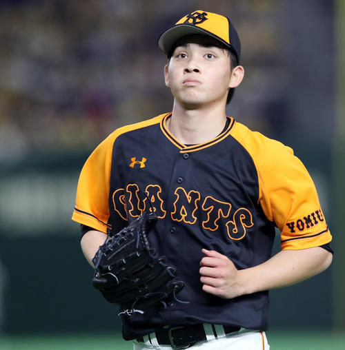 巨人対阪神　1回表を無失点に抑え堂々とベンチに引き揚げる巨人先発の高橋（撮影・垰建太）