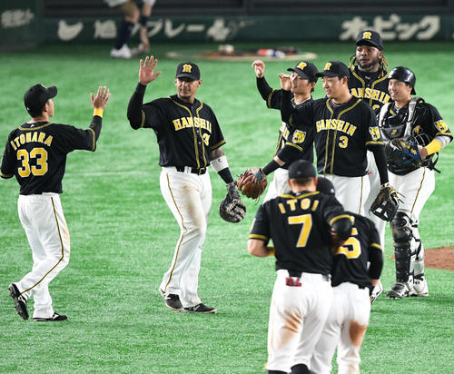 巨人戦今季初勝利を喜ぶ阪神の選手たち（撮影・山崎安昭）