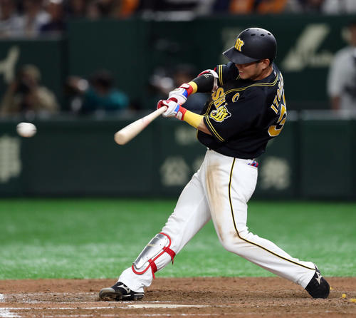 巨人対阪神　7回表阪神2死満塁、糸原は勝ち越し中前2点適時打を放つ（撮影・前田充）