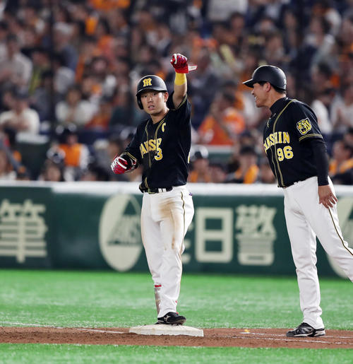 巨人対阪神　7回表阪神2死満塁、糸原は勝ち越し中前2点適時打を放ち、拳を突き上げる（撮影・前田充）