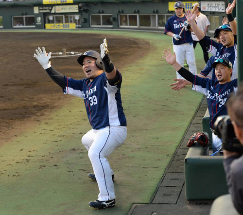 ソフトバンク対西武　3回表西武無死、山川は左越えソロ本塁打を放ちナインに迎えられどすこいポーズ（撮影・今浪浩三）