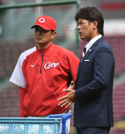 広島対ヤクルト　侍ジャパンの稲葉監督（右）が広島対ヤクルト戦の視察に訪れ緒方監督と話す（撮影・奥田泰也）