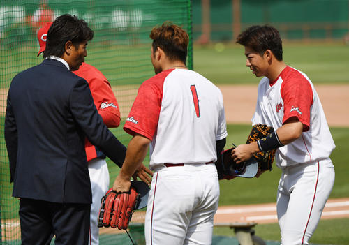 広島対ヤクルト　視察に訪れた侍ジャパンの稲葉監督は、野間（右）や鈴木（中央）と握手を交わす（撮影・奥田泰也）
