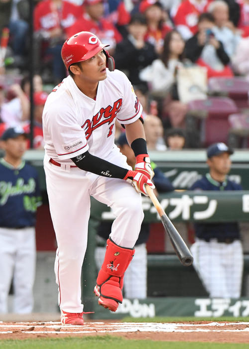 広島対ヤクルト　1回裏広島1死二、三塁、鈴木誠也は右犠飛を放つ（撮影・奥田泰也）