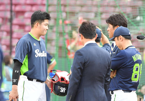 侍ジャパンの稲葉篤紀監督（右から2人目）が広島対ヤクルト戦の視察に訪れ村上宗隆と話す（撮影・奥田泰也）
