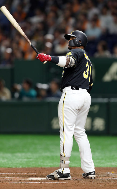 巨人対阪神　2回表阪神2死、左越えソロ本塁打を放つマルテ（撮影・前田充）