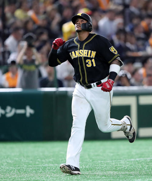 巨人対阪神　2回表阪神2死、ソロ本塁打を放ち天を見上げながら本塁に向かうマルテ（撮影・垰建太）