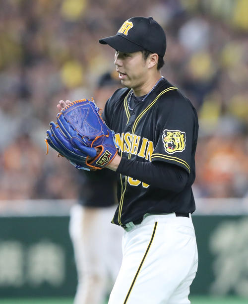 巨人対阪神　5回裏巨人2死一、二塁、大城を遊ゴロに仕留め無失点に抑えた青柳をグラブをたたく（撮影・垰建太）