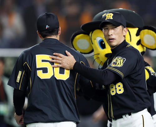 巨人対阪神　巨人に逆転勝ちし、勝利投手の青柳（左）を笑顔で迎える矢野監督（撮影・前田充）