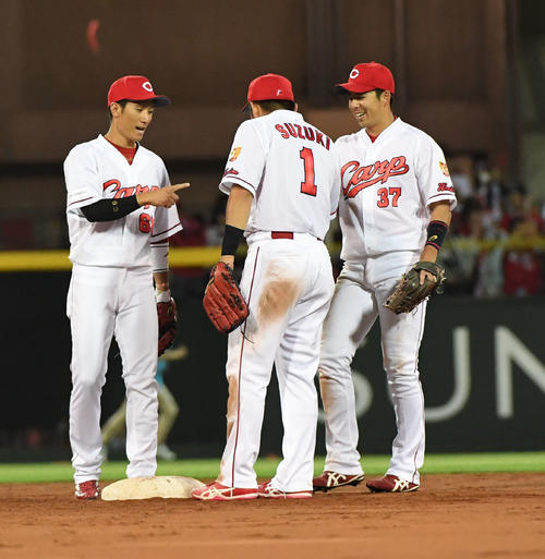 広島対ヤクルト　ヤクルトに勝利し喜びを分かち合う左から西川龍馬、鈴木誠也、野間峻祥（撮影・奥田泰也）