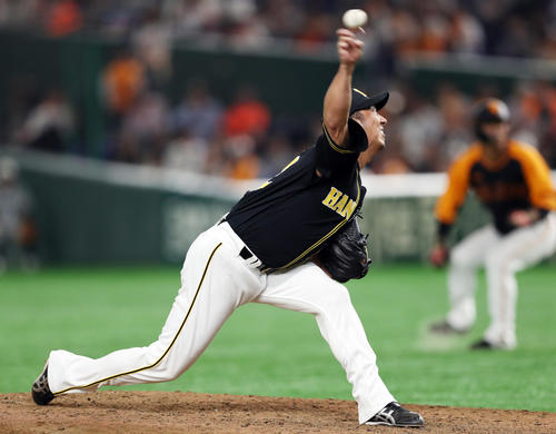 巨人対阪神　8回裏を無失点に抑えた藤川（撮影・前田充）