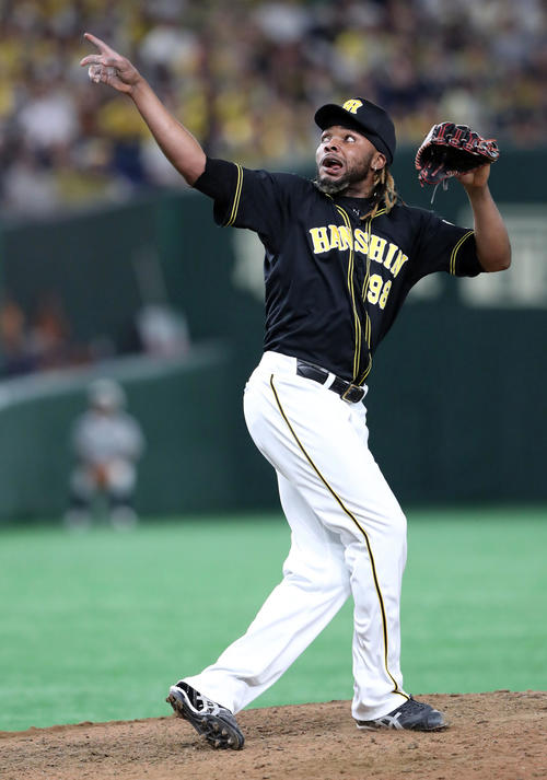 巨人対阪神　9回、阪神3番手で登板し力投するドリス（撮影・垰建太）