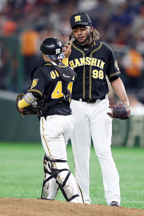 巨人対阪神　巨人に逆転勝利し、タッチを交わすラファエル・ドリス（右）と梅野隆太郎（撮影・前田充）