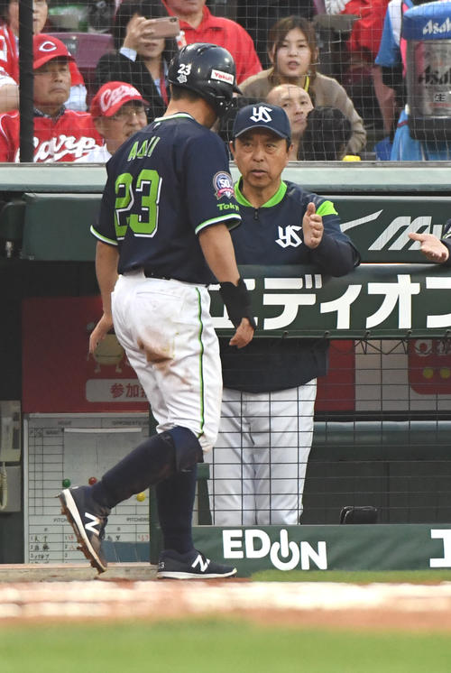 広島対ヤクルト　2回表ヤクルト1死一、二塁、雄平の左前適時安打で青木宣親（左）が生還、小川淳司監督とタッチを交わす（撮影・奥田泰也）