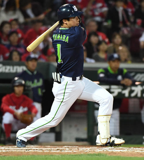 広島対ヤクルト　4回表ヤクルト2死一、二塁、山田哲人は右前安打を放つ（撮影・奥田泰也）