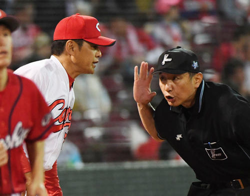広島対ヤクルト　6回交代を告げる緒方監督（左）（撮影・奥田泰也）
