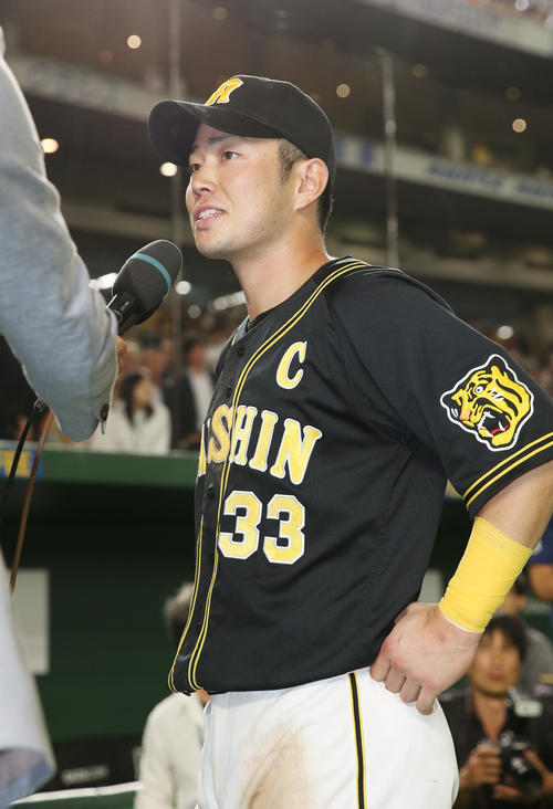 巨人対阪神　巨人に逆転勝ちし、ヒーローインタビューに答える糸原（撮影・前田充）
