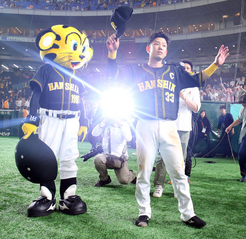 巨人対阪神　ヒーローインタビューを終えた阪神糸原（右）はファンの声援に応える（撮影・垰建太）