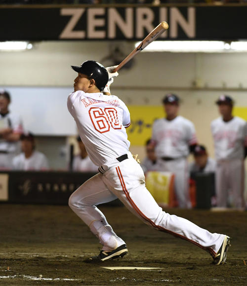 ソフトバンク対西武　4回裏ソフトバンク2死一、三塁、釜元は左前適時打を放つ（撮影・今浪浩三）