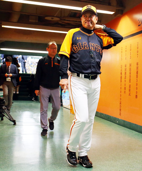 巨人対阪神　阪神に敗れた巨人原監督は悔しそうな表情を見せながら引き揚げる（撮影・垰建太）