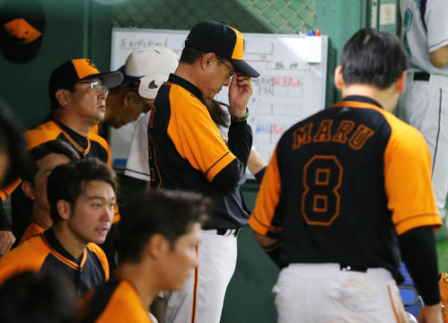 巨人対阪神　9回前、ベンチで考え込む巨人原監督（中央）（撮影・垰建太）