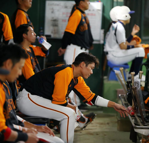巨人対阪神　7回裏巨人1死、空振りの三振に倒れた坂本勇（中央）はさえない表情でバットをしまう（撮影・垰建太）
