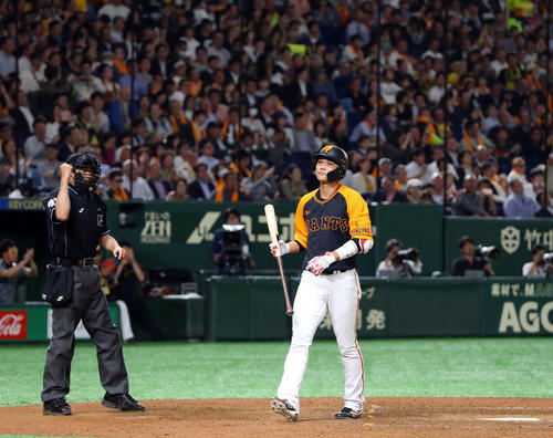 7回裏1死、空振りの三振に倒れる坂本勇（撮影・垰建太）