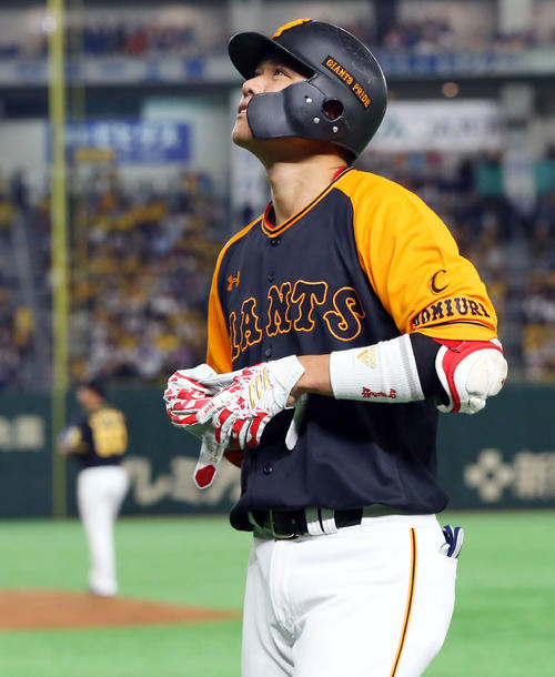 巨人対阪神　5回裏巨人無死、投ゴロに倒れ悔しそうに引き揚げる坂本勇（撮影・垰建太）