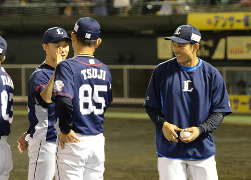 ソフトバンク対西武　ウイニングボールを手に笑顔の高橋光成（右）、中央は辻発彦監督（撮影・今浪浩三）