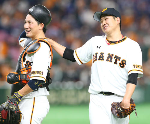 巨人菅野（右）と小林