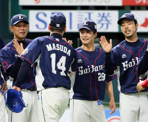 プロ初勝利を挙げた森脇亮介（中央）は笑顔でナインを出迎える（撮影・栗木一考）