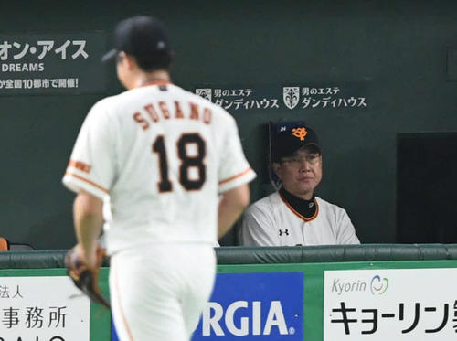 巨人対阪神　6回途中、巨人原監督（後方）は菅野を降板させる（撮影・山崎安昭）