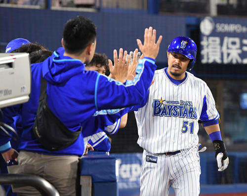 DeNA対中日　6回裏DeNA2死、中越えソロ本塁打を放った宮崎はナインとハイタッチ（撮影・鈴木みどり）