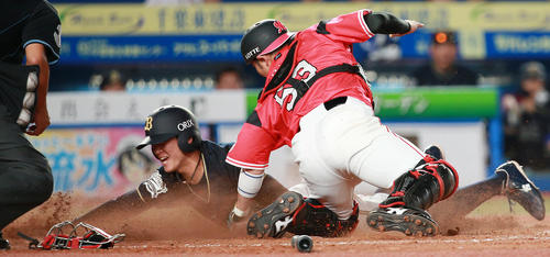 ロッテ対オリックス　3回表オリックス1死三塁、福田の内野ゴロの間に三塁走者佐野がヘッドスライディングで生還。捕手江村（撮影・中島郁夫）
