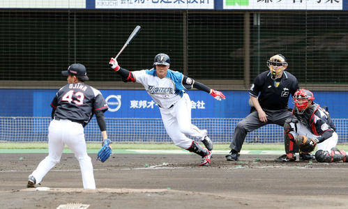 日本ハム対ロッテ　1回裏日本ハム1死一塁、右前打を放つ清宮。投手小島（撮影・河野匠）