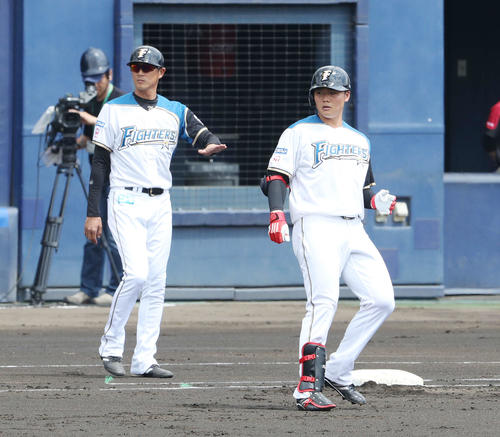 日本ハム対ロッテ　1回裏日本ハム1死一塁、右前打を放った清宮（撮影・河野匠）
