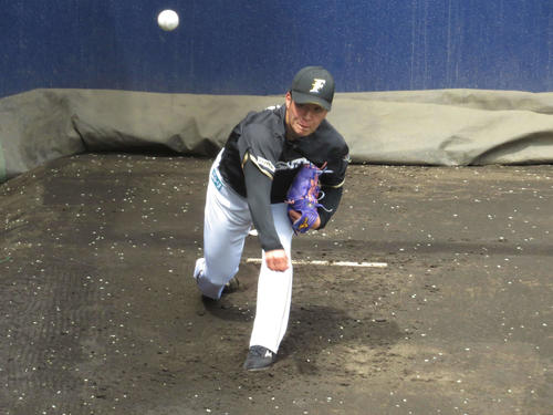ブルペンで投球練習する日本ハム吉田輝（撮影・本間翼）