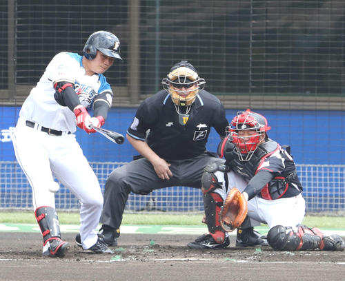 日本ハム対ロッテ　1回裏日本ハム1死一塁、右前打を放つ清宮（撮影・河野匠）