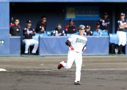日本ハム対ロッテ　6回裏日本ハム1死三塁、右犠飛を放った清宮（撮影・河野匠）
