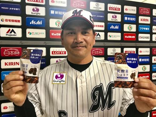 乳酸菌ショコラを手に笑顔のロッテ井口監督（球団提供）