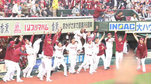 藤田の生還が、リプレー検証の結果認められ、大喜びする楽天の選手たち（撮影・野上伸悟）