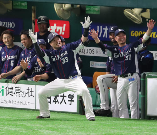 ソフトバンク対西武　2回表西武無死、山川穂高は右越え先制本塁打を放ちベンチ前でポーズ（撮影・梅根麻紀）