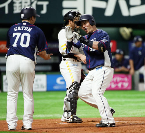 ソフトバンク対西武　2回表西武無死、山川穂高は右越えに先制ソロ本塁打を放つ（撮影・栗木一考）