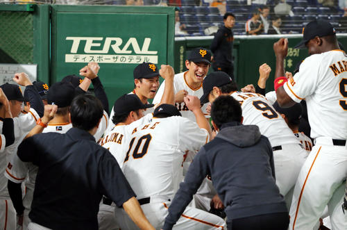 巨人対阪神　試合前の円陣で中島のかけ声で盛り上がる坂本勇（中央左）、小林（同右）ら選手たち（撮影・垰建太）