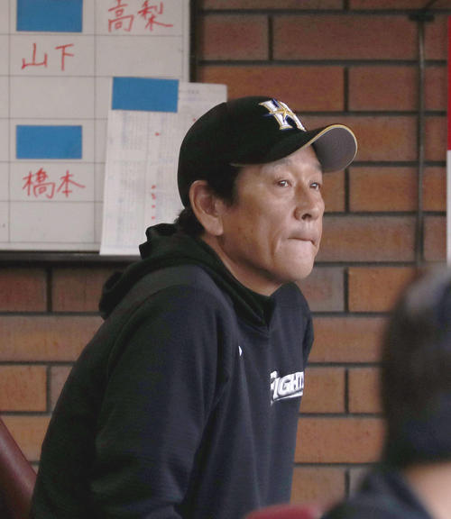 楽天対日本ハム　ベンチで悔しい表情を見せる日本ハム栗山監督（撮影・佐藤翔太）