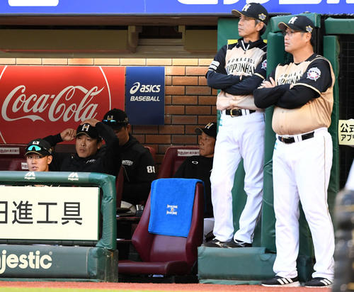 楽天対日本ハム　11回裏楽天1死一、三塁、リプレイ検証の結果を厳しい表情で待つ日本ハム栗山監督（中央）（撮影・横山健太）