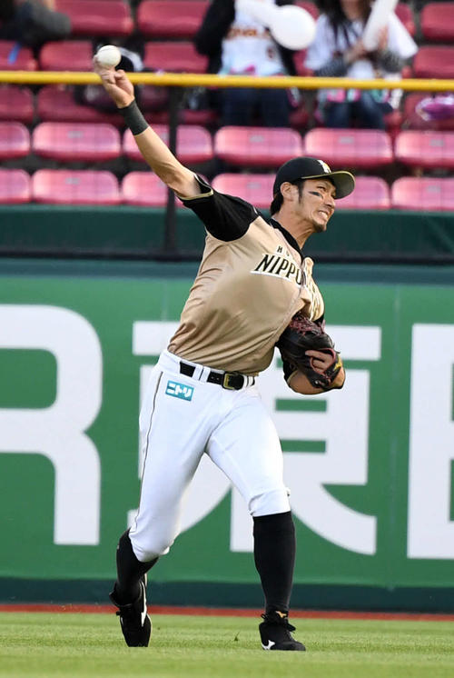 楽天対日本ハム　11回裏楽天1死一、三塁、ウィーラーの右犠飛をキャッチし本塁へ送球する大田（撮影・横山健太）