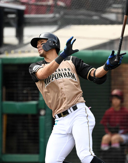 楽天対日本ハム　3回表日本ハム2死、2打席連続となる左越え本塁打を放つ大田（撮影・横山健太）